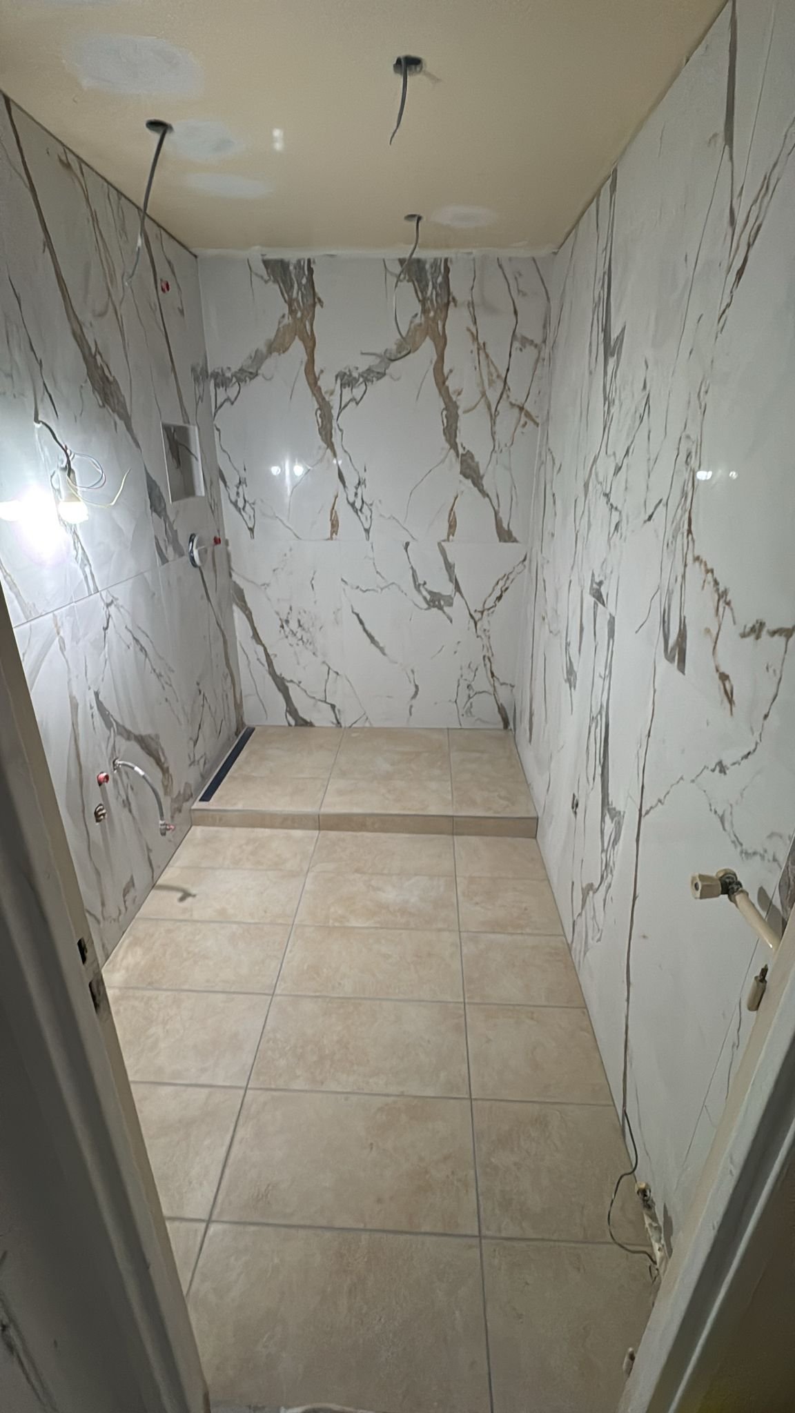 Pose de carrelage dans la salle de bain